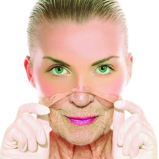 一位成年女性用家庭疗法去除脸上的皱纹