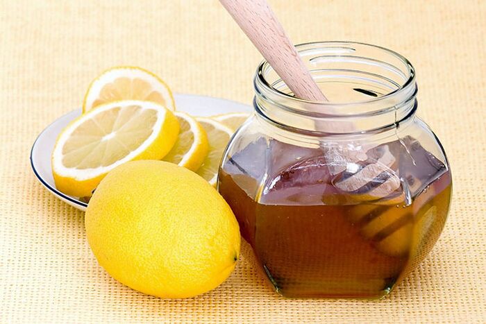 柠檬和蜂蜜是面膜中的成分，可以完美地漂白和紧致面部皮肤。