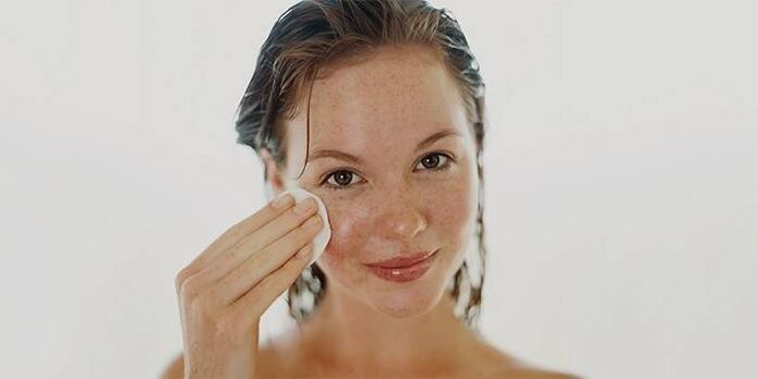 将油涂抹在面部皮肤上，使其恢复活力。